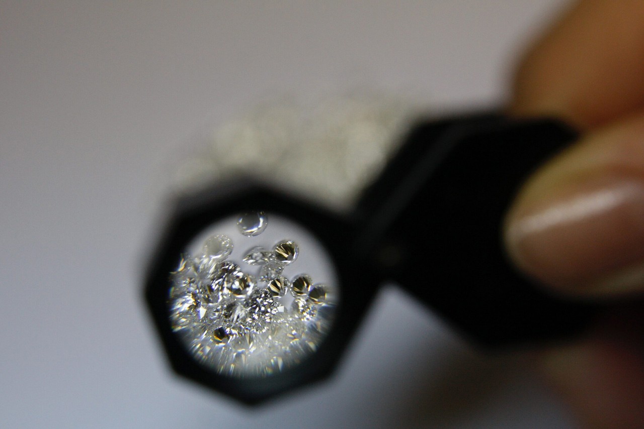 Cut diamonds under the magnifying glass