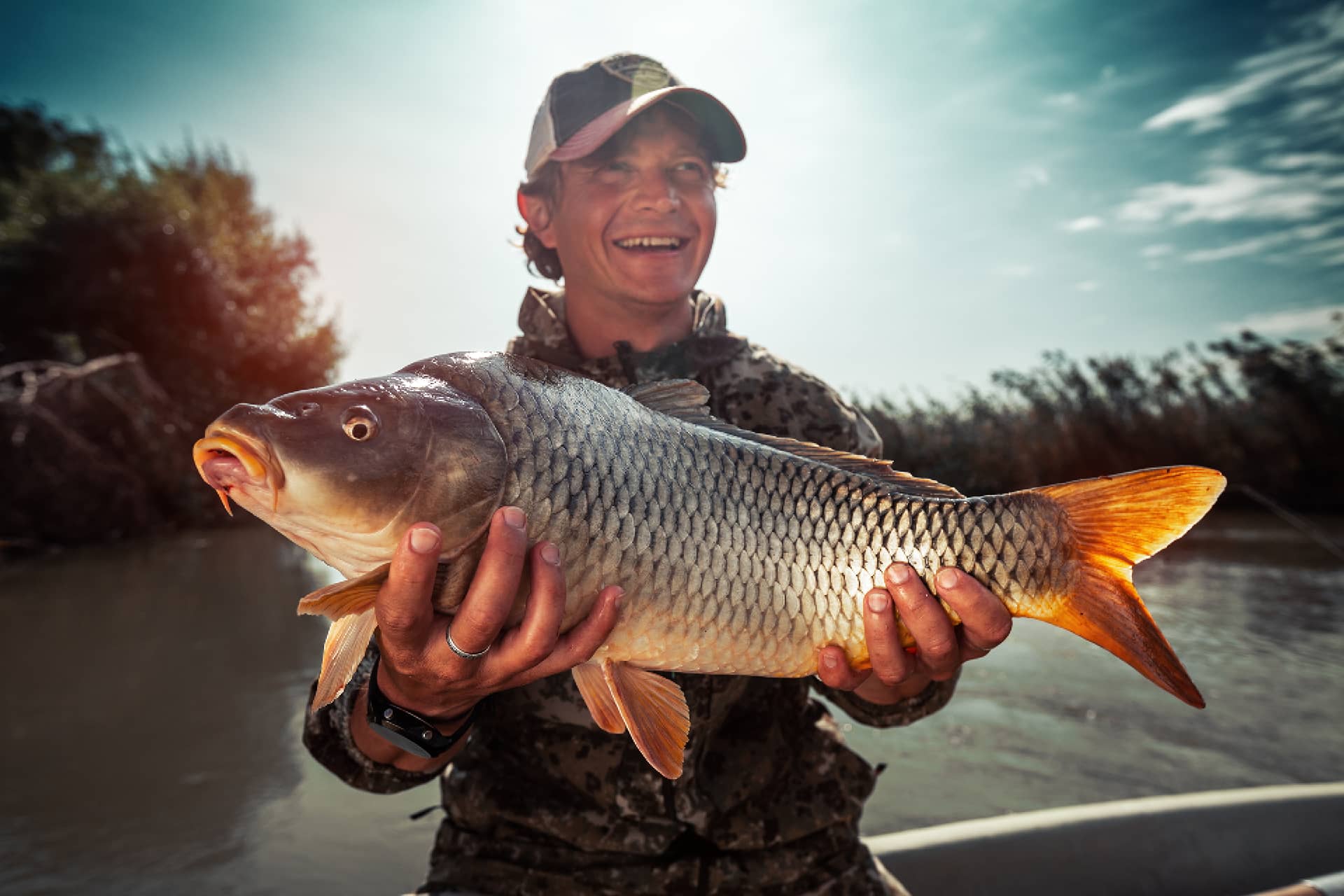 Рыбаку ли. Золотой сазан бережи. База долгов название Сазаний. Rave Fishing.