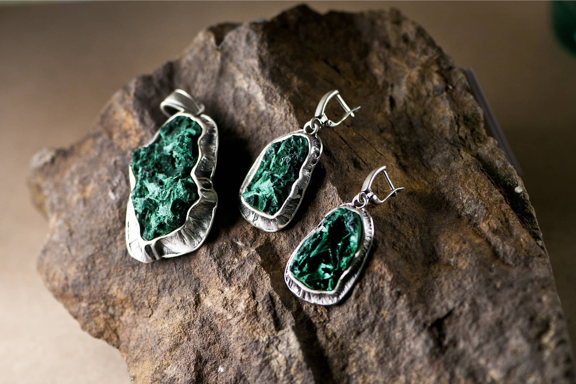 Earrings and a pendant made of emerald