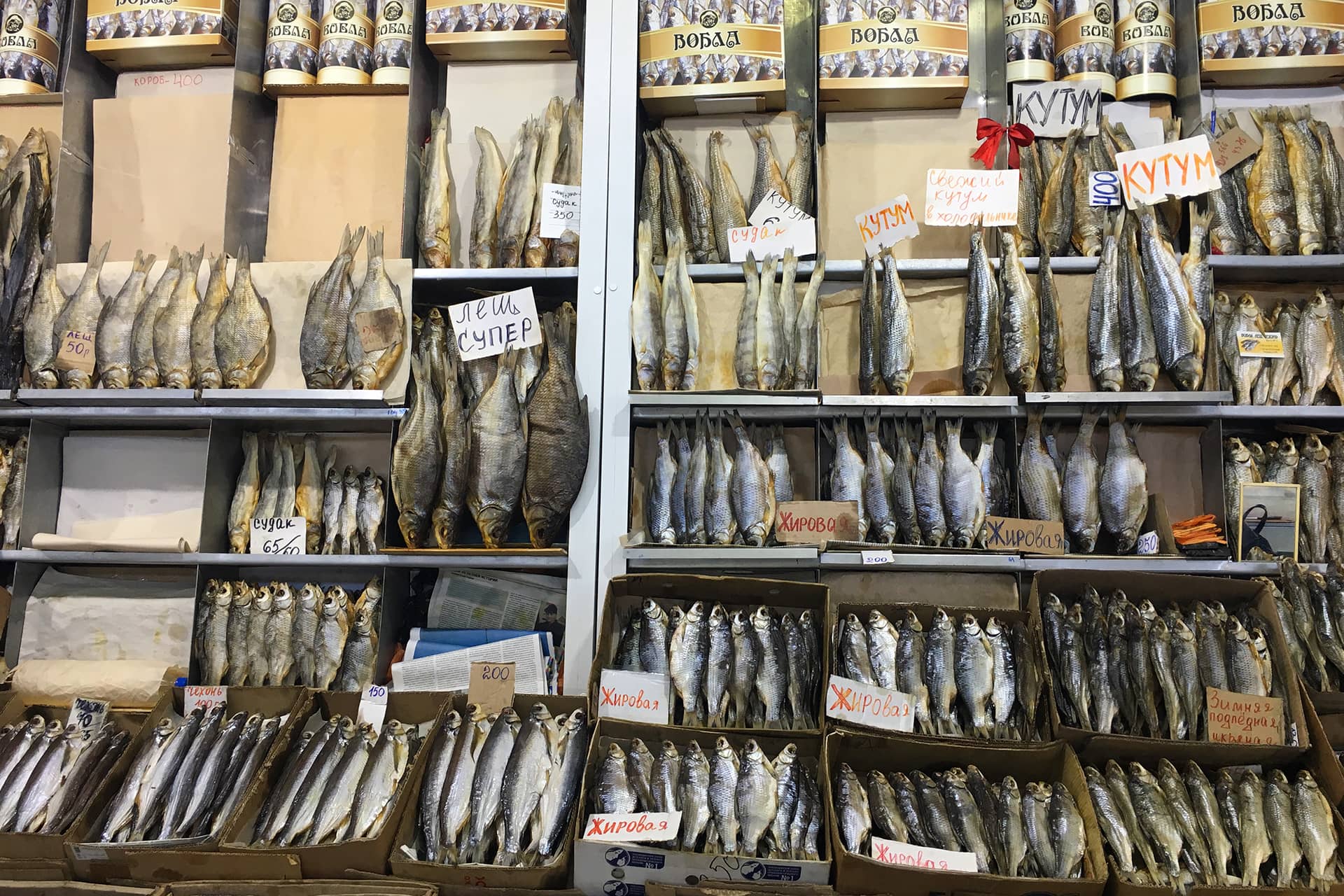 A place on a market where different kinds of dried fish are sold, names of fish in Russian language