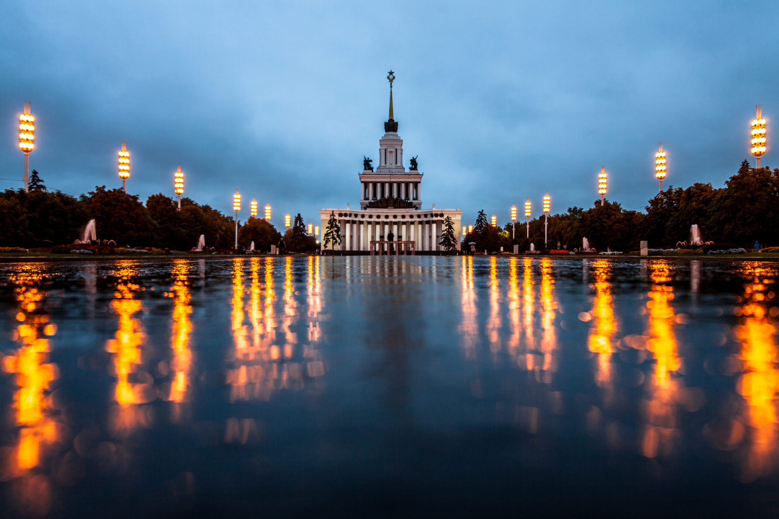 Столица отмечать. Парк ВДНХ Москва. ВВЦ ВДНХ. Выставочный центр Москва ночью ВВЦ. Парк ВДНХ ночью.